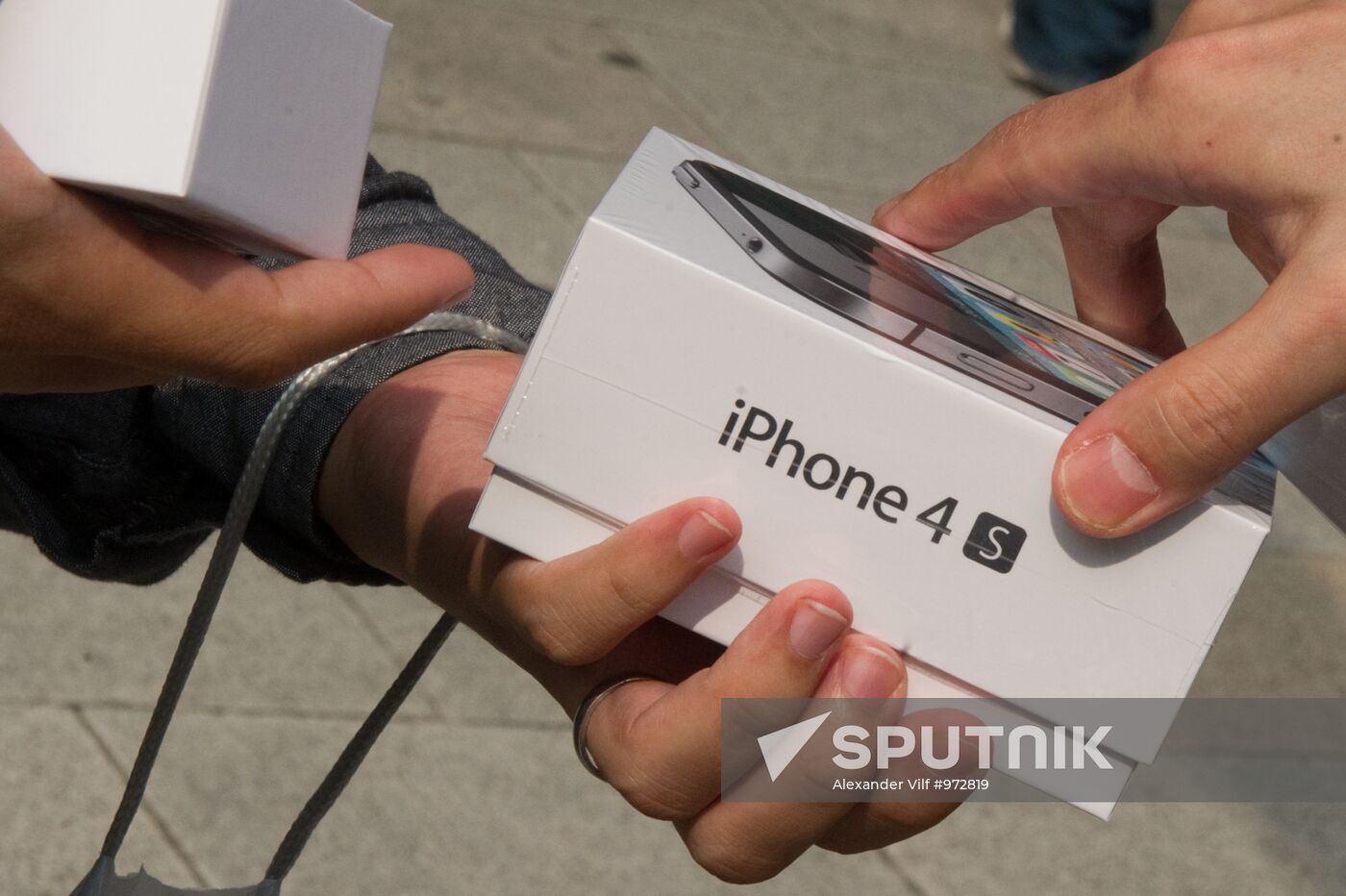 iPhone 4S goes on sale