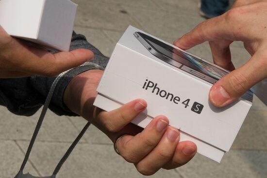 iPhone 4S goes on sale