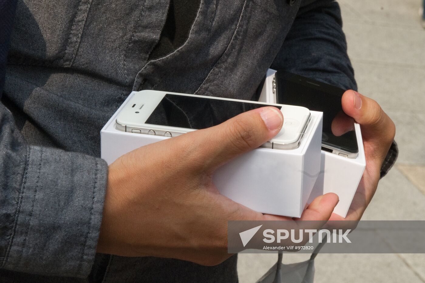 iPhone 4S goes on sale