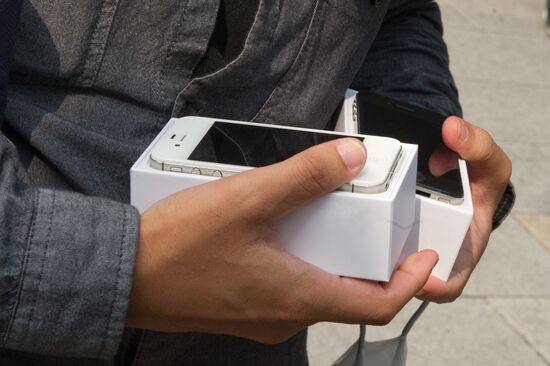 iPhone 4S goes on sale