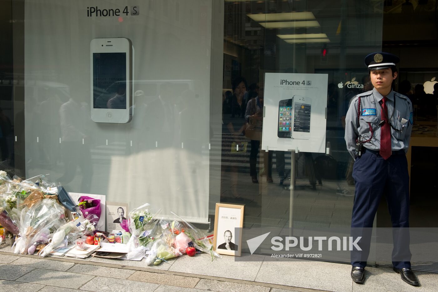iPhone 4S goes on sale