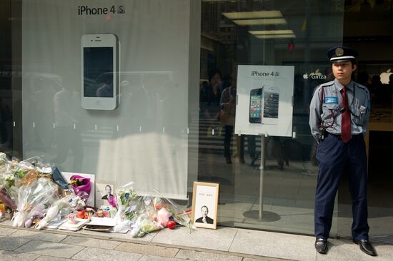 iPhone 4S goes on sale