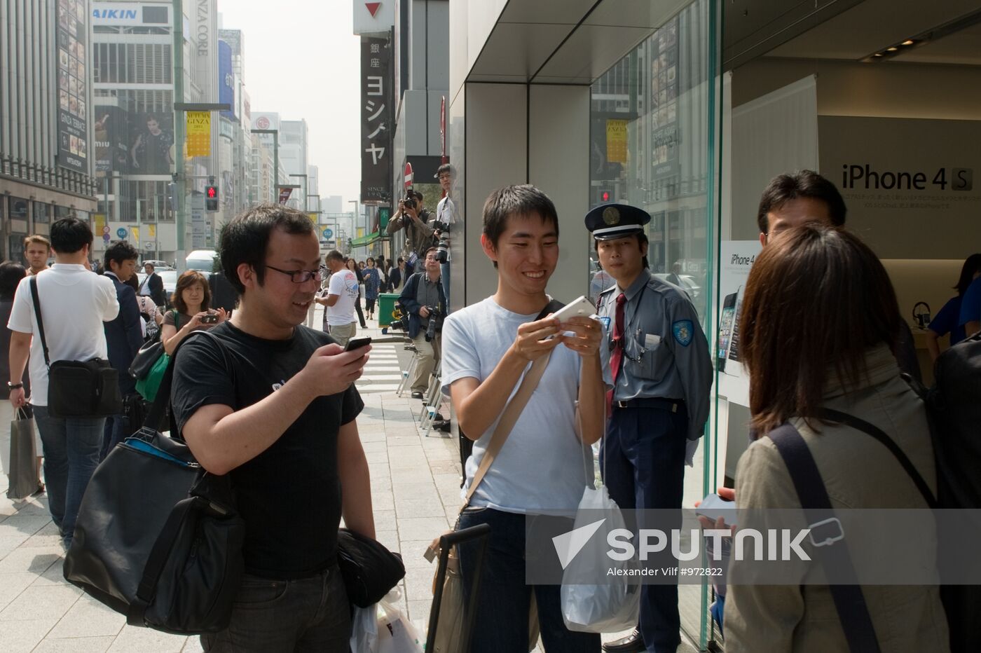 iPhone 4S goes on sale