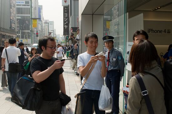 iPhone 4S goes on sale