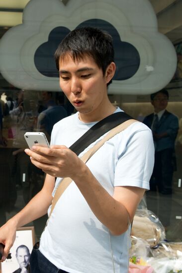 iPhone 4S goes on sale