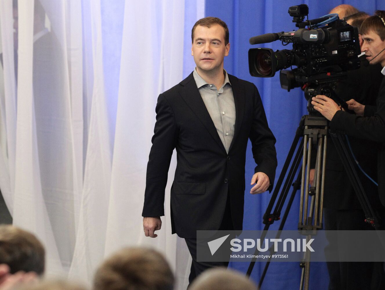 Dmitry Medvedev meets with his supporters