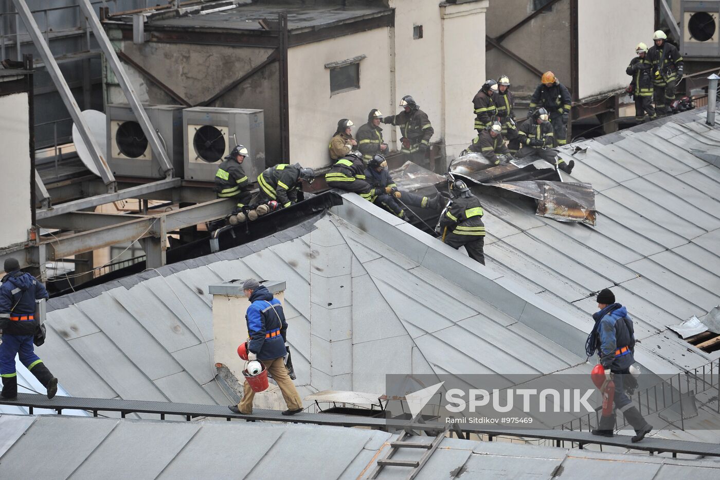 Fire on administrative building's roof downtown Moscow