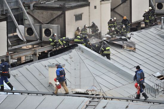 Fire on administrative building's roof downtown Moscow