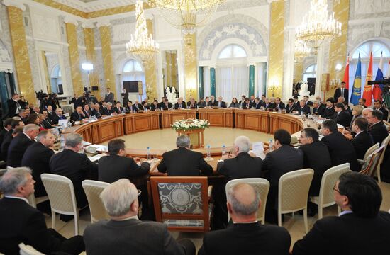 Vladimir Putin on working trip to North Western Federal District