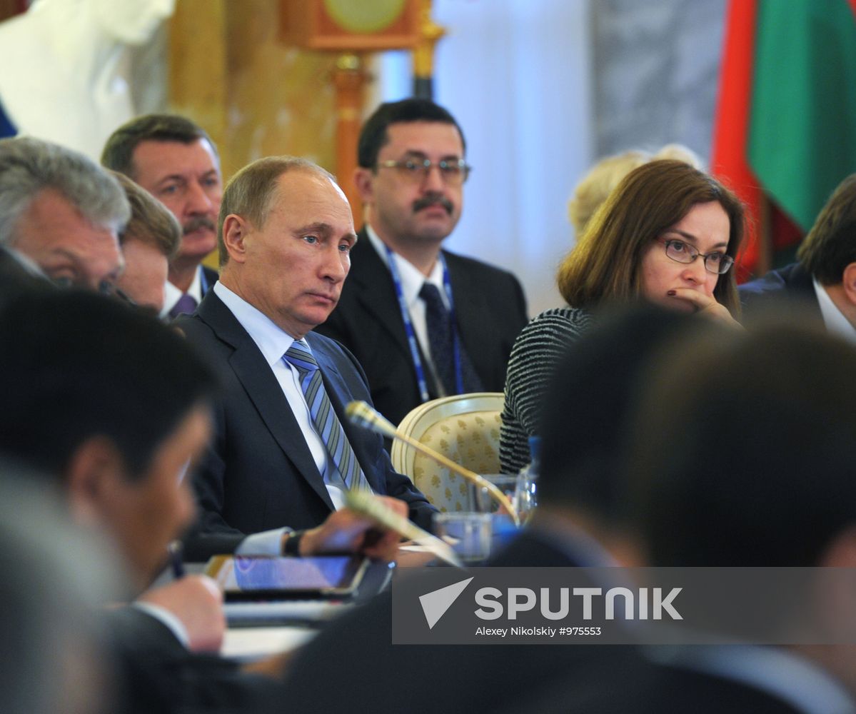 Vladimir Putin on working trip to North Western Federal District