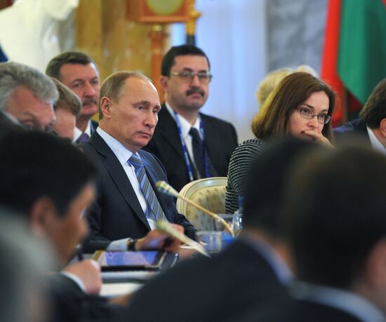 Vladimir Putin on working trip to North Western Federal District