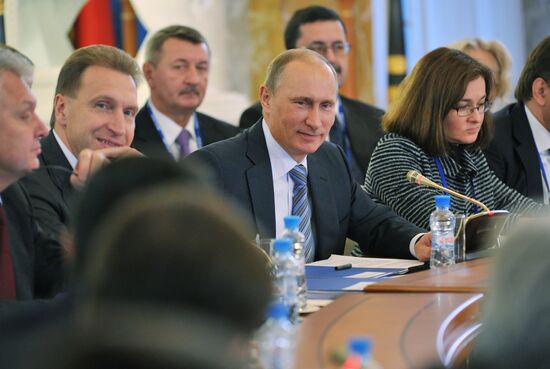 Vladimir Putin on working trip to North Western Federal District