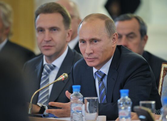 Vladimir Putin on working trip to North Western Federal District