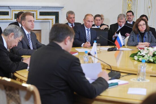Vladimir Putin on working trip to North Western Federal District