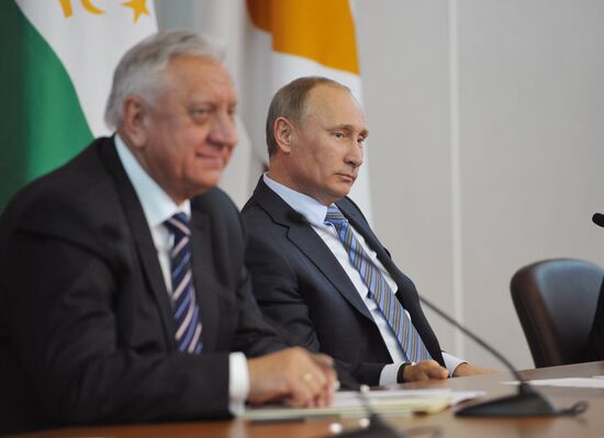 Vladimir Putin on working trip to North Western Federal District