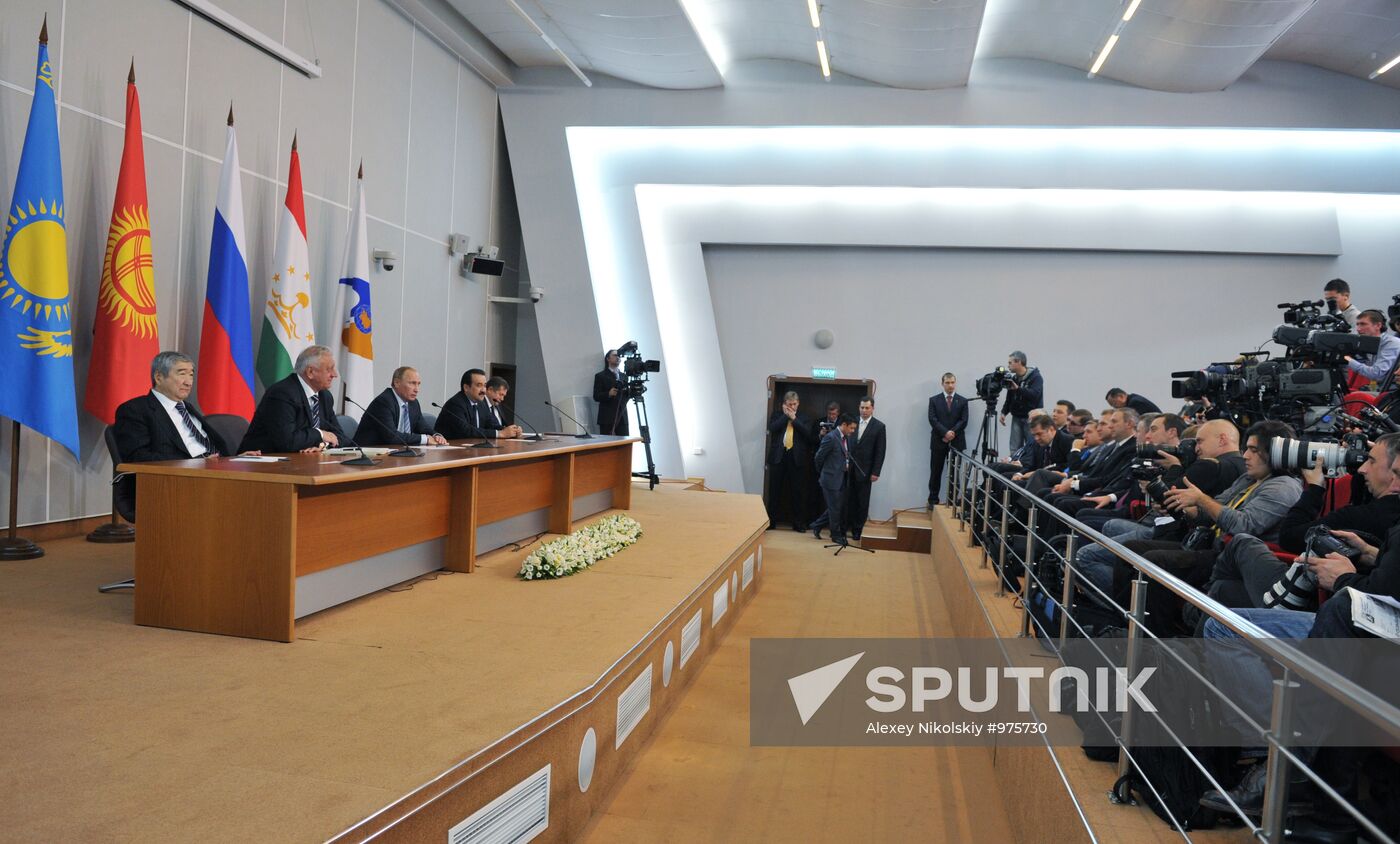 Vladimir Putin on working trip to North Western Federal District