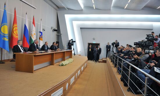 Vladimir Putin on working trip to North Western Federal District