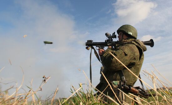Marines air-assault regiment takes part in weapons practice