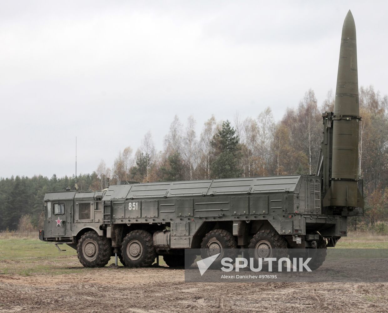 Exercises for installing Iskander missile system