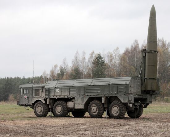 Exercises for installing Iskander missile system