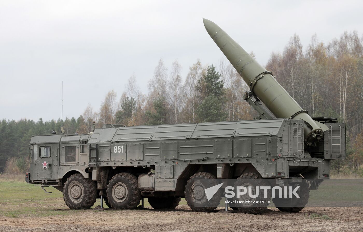 Exercises for installing Iskander missile system
