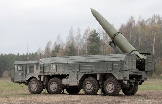 Exercises for installing Iskander missile system