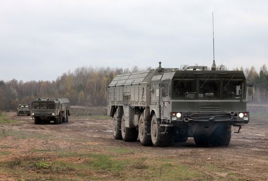 Exercises for installing Iskander missile system