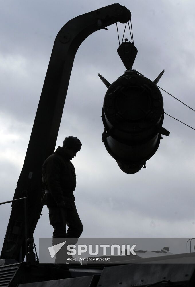 Exercises for installing Iskander missile system