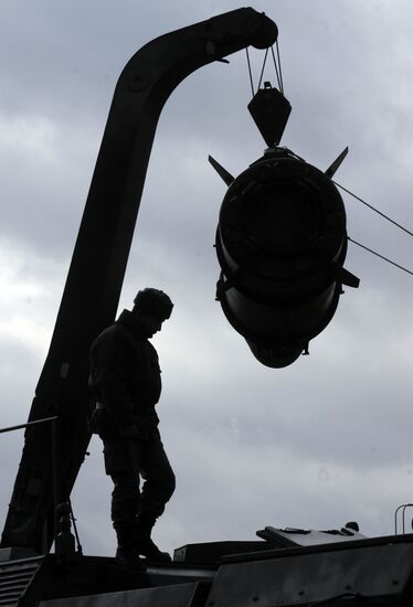 Exercises for installing Iskander missile system