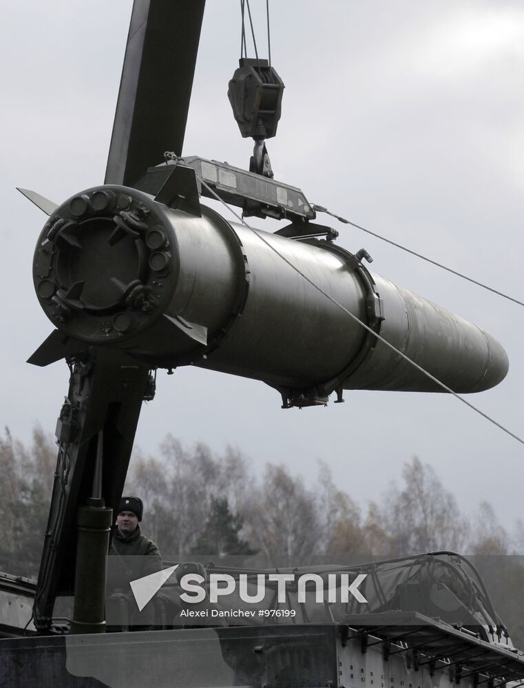 Exercises for installing Iskander missile system