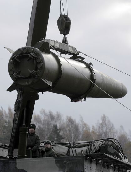 Exercises for installing Iskander missile system