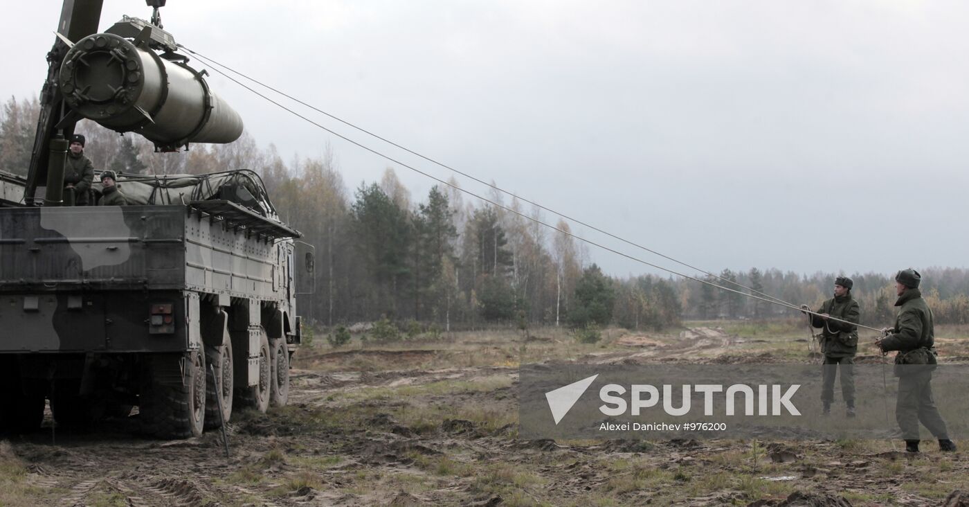Exercises for installing Iskander missile system