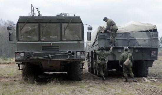 Exercises for installing Iskander missile system