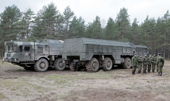 Exercises for installing Iskander missile system