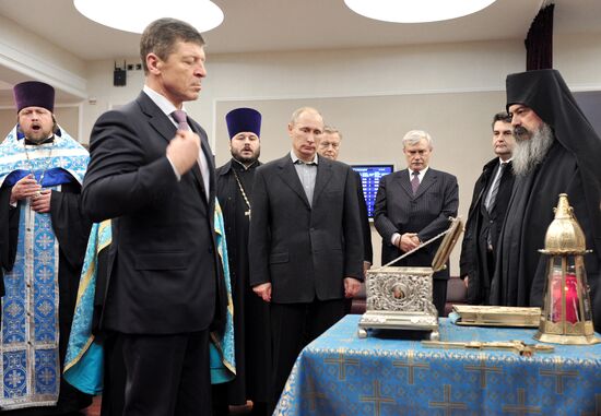 Vladimir Putin views Sash of the Virgin in Pulkovo airport