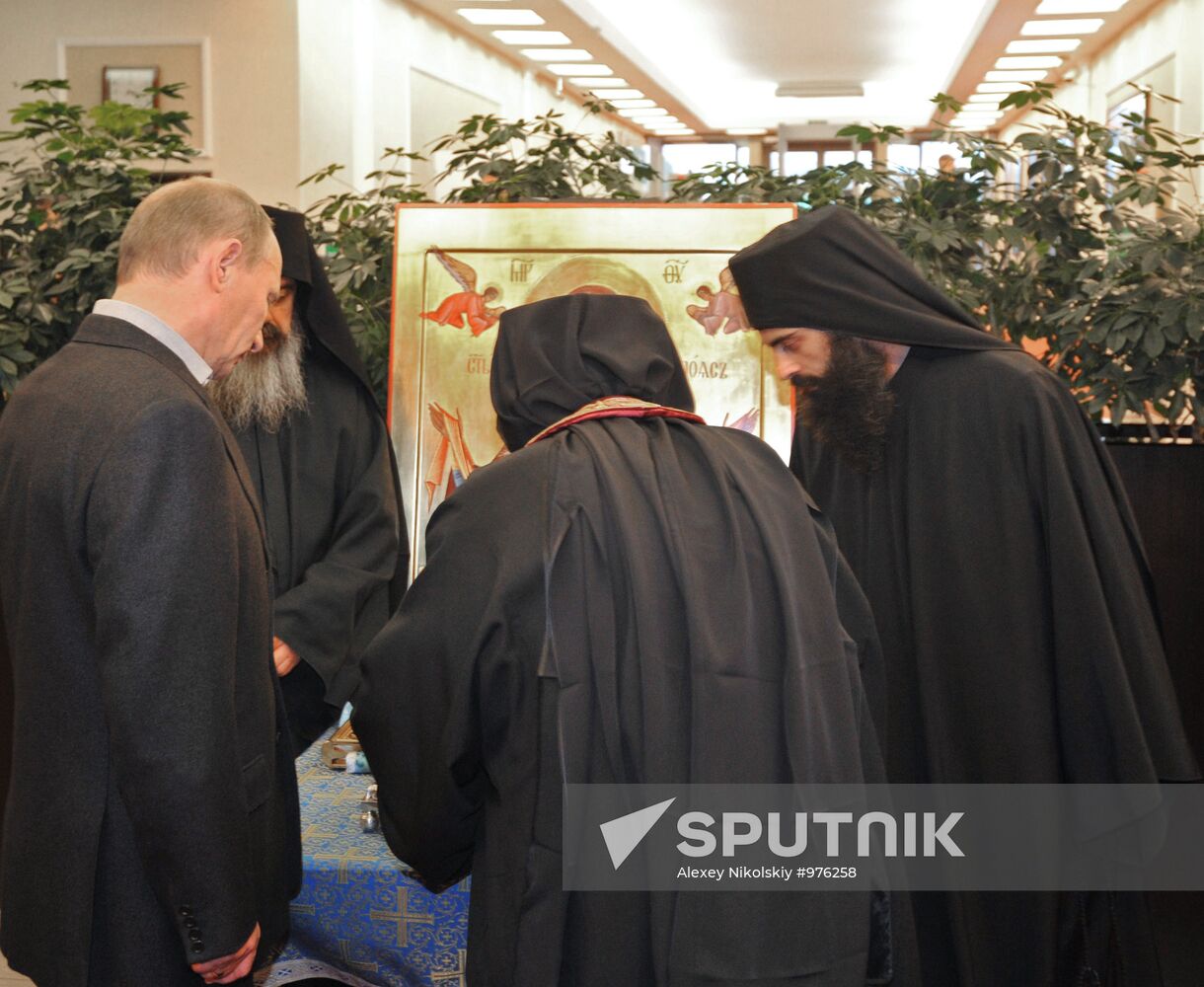 Vladimir Putin views Sash of the Virgin in Pulkovo airport