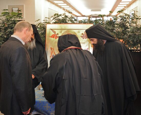 Vladimir Putin views Sash of the Virgin in Pulkovo airport