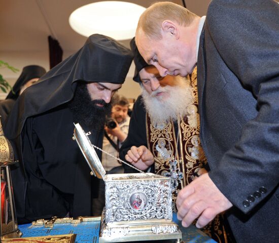 Vladimir Putin views Sash of the Virgin in Pulkovo airport