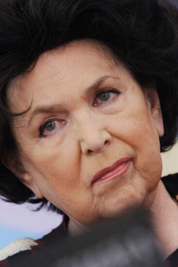 News conference by People's Artist of USSR Galina Vishnevskaya