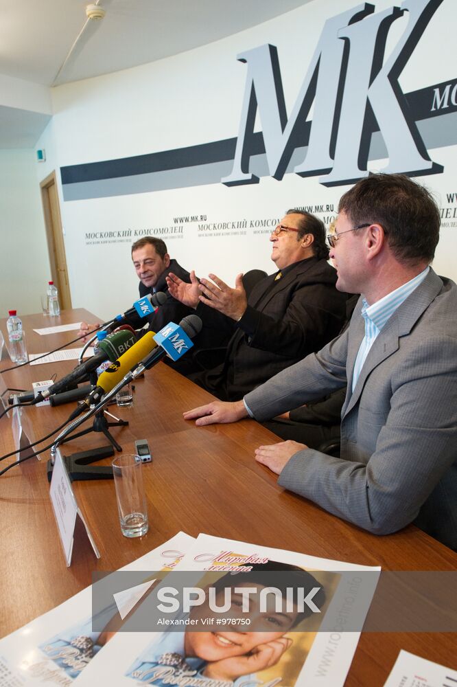 Italian singer Robertino Loreti at news conference in Moscow