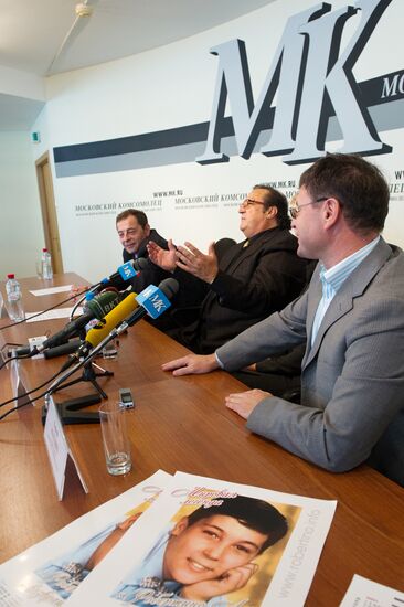 Italian singer Robertino Loreti at news conference in Moscow