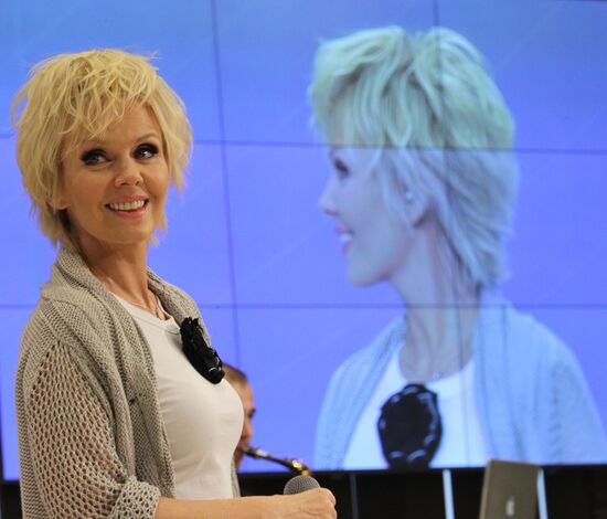 Reception of signer Valeria