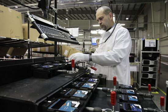 Conveyor line for production of Cisco consoles