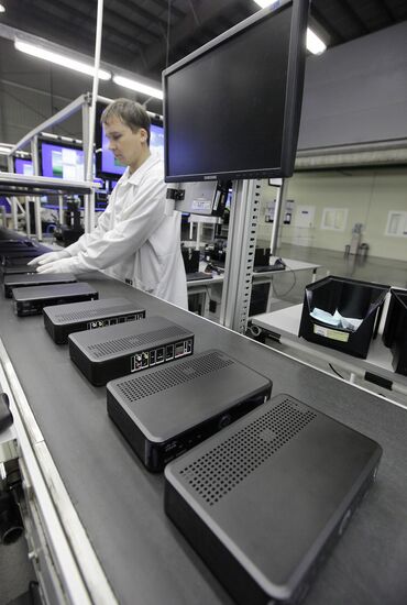 Conveyor line for production of Cisco consoles