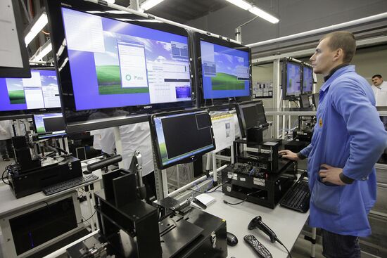 Conveyor line for production of Cisco consoles