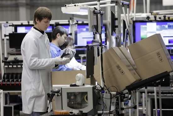 Conveyor line for production of Cisco consoles