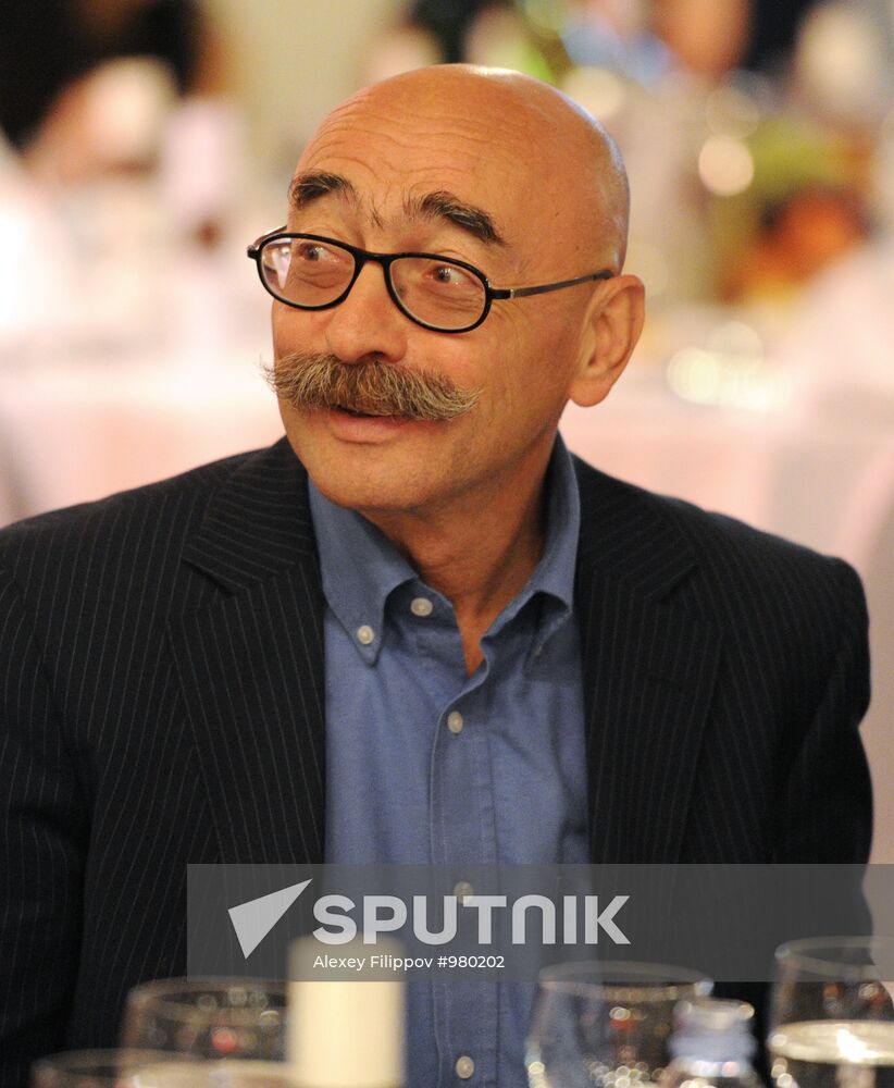 Artist Fund holds charity event