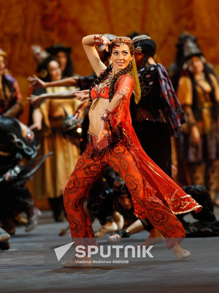 Historic Bolshoi Theatre reopens