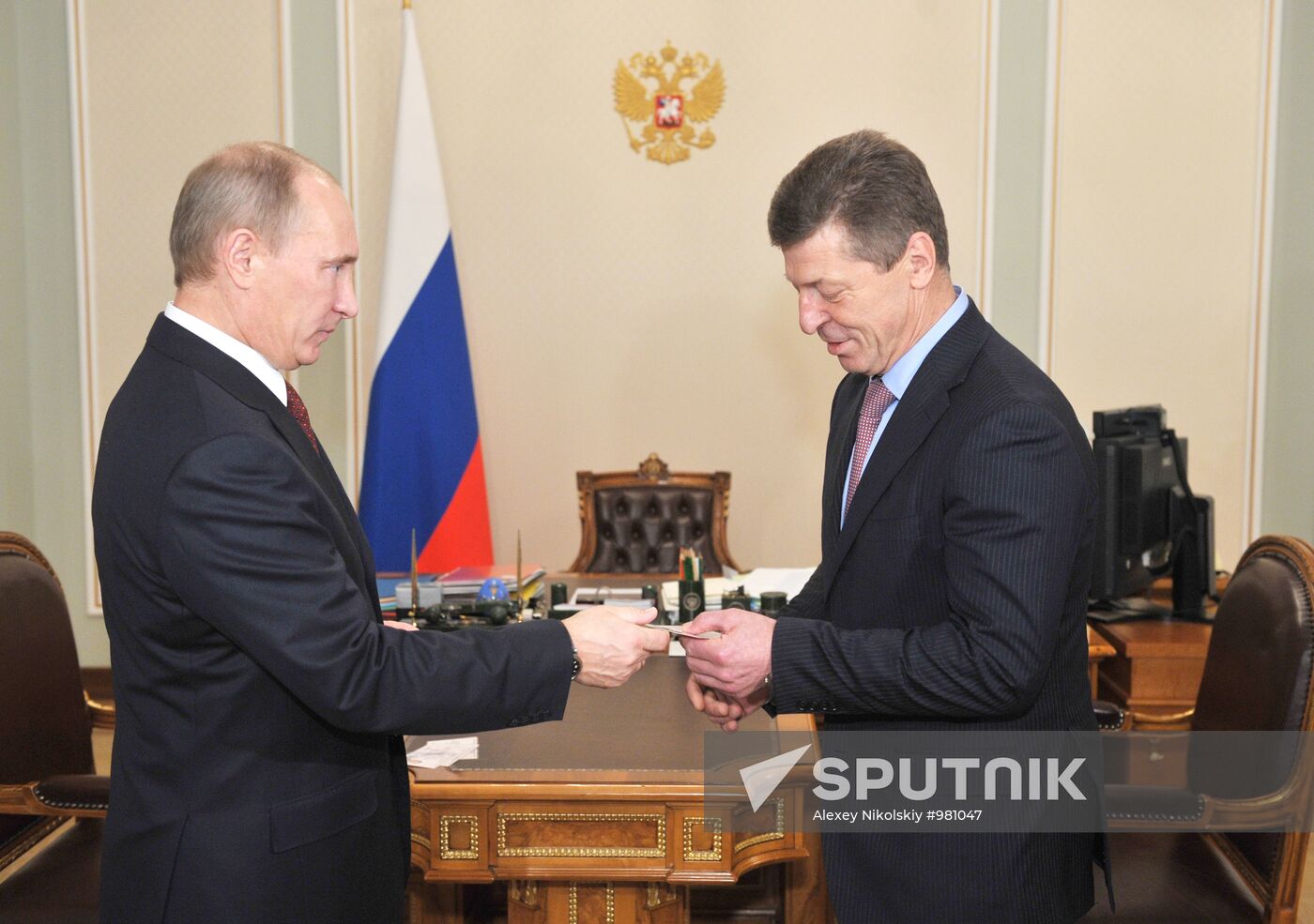 Vladimir Putin presents certificates of State Duma candidates