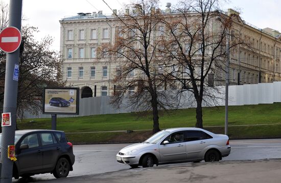 Fencing installed around Staraya Square in downtown Moscow